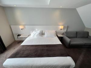 Säng eller sängar i ett rum på Holiday Inn Paris-Auteuil, an IHG Hotel