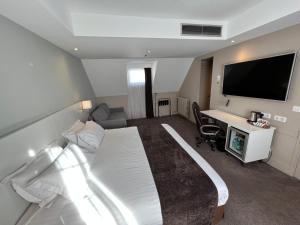 O bucătărie sau chicinetă la Holiday Inn Paris-Auteuil by IHG