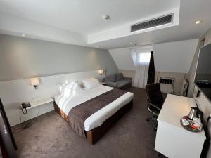 Un pat sau paturi într-o cameră la Holiday Inn Paris-Auteuil by IHG