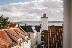 una vista desde el techo de una casa en The Dundonald Guesthouse & Cottage, en Culross