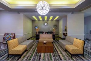 een lobby met banken en een tafel en een kroonluchter bij La Quinta by Wyndham Houston NW Beltway8/WestRD in Houston