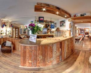 una cucina con un grande bancone in legno in una stanza di Hôtel Les Cimes a Megève