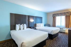 A bed or beds in a room at River Bend Inn - Pigeon Forge