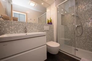 bagno con lavandino, doccia e servizi igienici di Luxury rooms Beach Mediteran a Podstrana