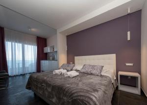 una camera da letto con un grande letto con due cuscini di Luxury rooms Beach Mediteran a Podstrana