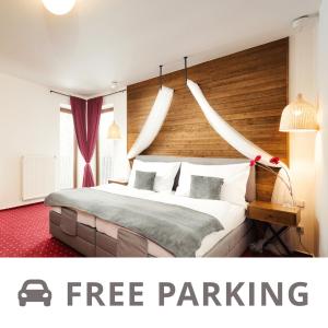 pokój hotelowy z dużym łóżkiem z bezpłatnym znakiem parkingowym w obiekcie Hotel Sharingham w mieście Brno