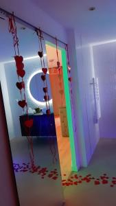 a room with a mirror with blood on the floor at Nid d'amour baignoire/jacuzzi in Nice