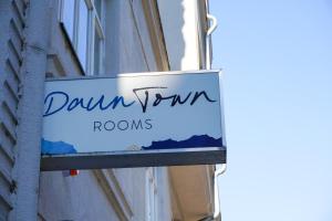 DaunTown Rooms - Self Check-In في فيينا: لوحة على مبنى يقرأ غرف مضخات الطبل