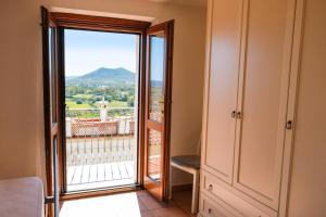 een kamer met een deur naar een balkon met uitzicht bij Casa Angelina-Ammentos Posada in Posada