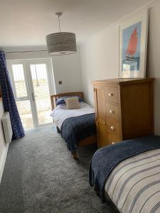 - une chambre avec 2 lits jumeaux et une commode dans l'établissement Bank Place, à Falmouth