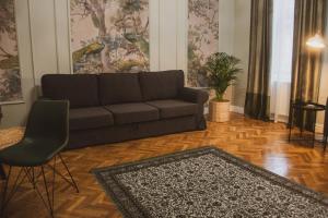 uma sala de estar com um sofá e um tapete em Allegro apartments city center em Oradea