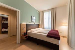 A bed or beds in a room at Hotel Stiegl Scala