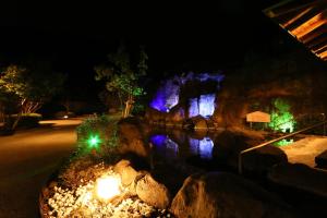 - une vue nocturne sur un mur en pierre avec des lumières dans l'établissement リバティーリゾート久能山, à Komagoe