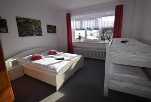 um quarto com 2 camas e uma janela em Pension St. Moritz em Železná Ruda