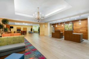 BroussardにあるLa Quinta Inn & Suites by Wyndham Broussard - Lafayette Areaのシャンデリアのあるホテルのロビー