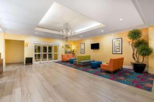 BroussardにあるLa Quinta Inn & Suites by Wyndham Broussard - Lafayette Areaのホテルのロビー(ソファ、椅子付)