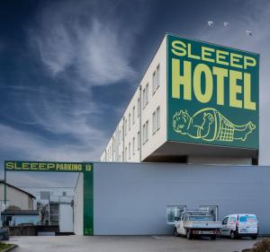 林茨SLEEEP HOTEL Ansfelden的大楼一侧的艾森酒店标志