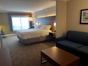 Tempat tidur dalam kamar di Holiday Inn Express & Suites Williamsport, an IHG Hotel