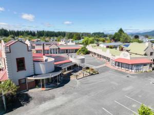 una vista aerea di una città con un parcheggio di The Village Inn Hotel a Te Anau