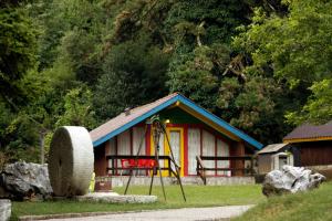 Um jardim em Llogora Tourist Village