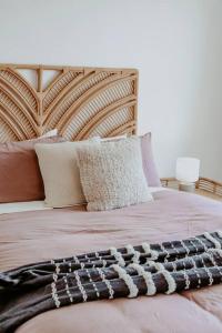 Tempat tidur dalam kamar di Coastaways