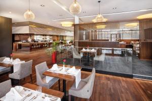 Un restaurant u otro lugar para comer en Asia Hotel & Spa Leoben