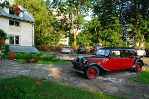 Vrt pred nastanitvijo Drusva Apartamentai