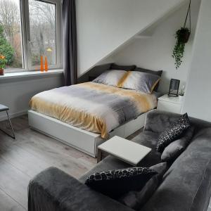 Una cama o camas en una habitación de Studio 76 Groningen met gratis leenfietsen