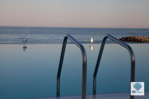 A piscina localizada em Hotel Carmen Azzuro ou nos arredores