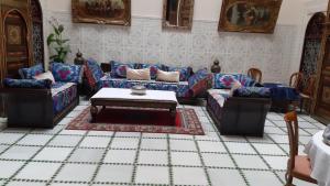 Riad AlKATIB Meknès tesisinde bir oturma alanı