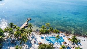 uma vista aérea de uma praia com palmeiras e uma piscina em Lime Tree Bay Resort em Islamorada