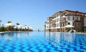 ein großer Pool vor einigen Gebäuden in der Unterkunft Burgas Beach Resort Apartments in Burgas City