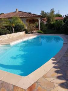 Swimmingpoolen hos eller tæt på Chambre d'hôte Kalango proche de la plage-Piscine