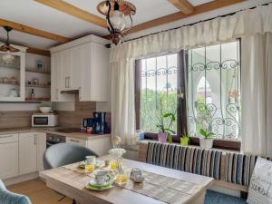 une cuisine avec une table et une grande fenêtre dans l'établissement Cosy Apartment in Oed hling with Garden, à Mauer bei Amstetten