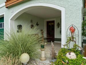 une entrée à une maison avec des plantes devant elle dans l'établissement Cosy Apartment in Oed hling with Garden, à Mauer bei Amstetten