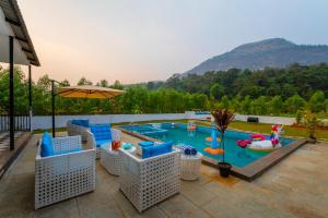 Piscina de la sau aproape de SaffronStays Turquoise Maison, Karjat