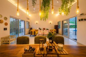 O zonă de relaxare la SaffronStays Turquoise Maison, Karjat