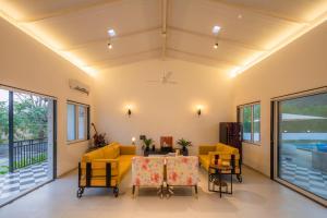 O zonă de relaxare la SaffronStays Turquoise Maison, Karjat