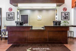 - un hall avec une réception et un panneau de bienvenue dans l'établissement Sleep Inn & Suites, à Lubbock