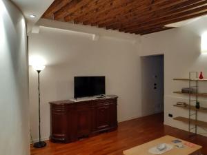 een woonkamer met een flatscreen-tv aan de muur bij Residenza Campo Ruga in Venetië