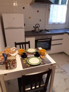 een keuken met een tafel met borden erop bij Residenza Campo Ruga in Venetië