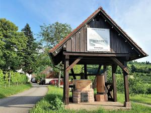 ein kleines Gebäude am Straßenrand in der Unterkunft Gästehaus Wörner in Durbach