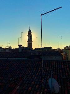 um edifício com uma torre de relógio ao fundo em Alloggi Ai Tessitori em Veneza