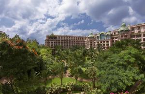 Um jardim em The Leela Palace Bengaluru