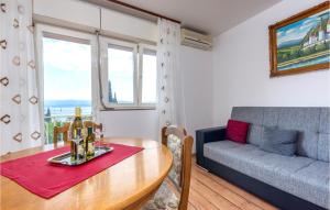 Predel za sedenje v nastanitvi Gorgeous Apartment In Duce With Wifi