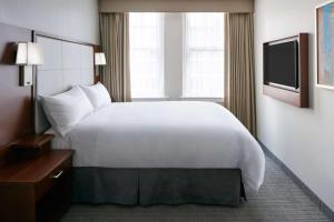 een groot wit bed in een hotelkamer bij Club Quarters Hotel Downtown, Houston in Houston