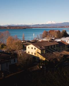 uma vista para uma cidade com um lago e montanhas em Hotel Ristorante Vecchia Riva em Varese