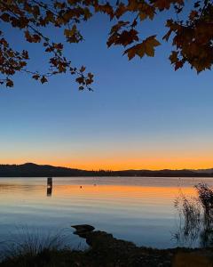 vista para um lago ao pôr-do-sol em Hotel Ristorante Vecchia Riva em Varese