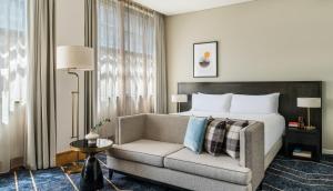 una camera d'albergo con letto e divano di Kimpton Margot Sydney, an IHG Hotel a Sydney