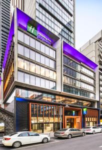 een gebouw waar auto's voor geparkeerd staan bij Holiday Inn Express Melbourne Little Collins, an IHG Hotel in Melbourne